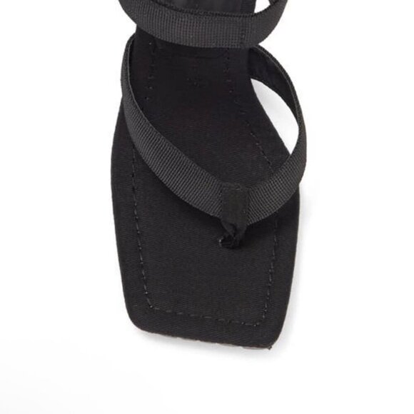 WIld Diva Black Thong Flip Flop Inspired Adjustable Strap Heel Size 10 NWT - Picture 3 of 9